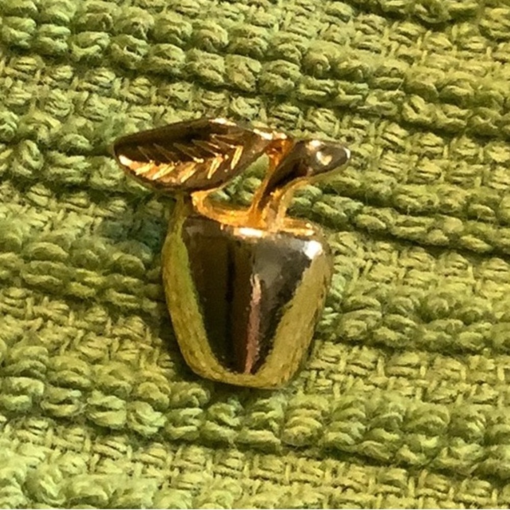 Gold tone Apple hat pin, lapel pin, tie tac